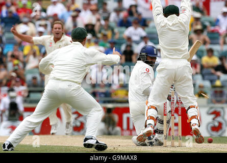 Shane Warne (a sinistra) in Australia, ciotole pulite Monty Panesar in Inghilterra (seconda a destra) per vincere il quinto giorno del terzo Test Match al WACA, Perth, Australia. Foto Stock