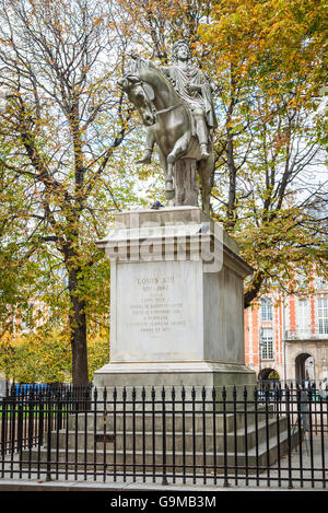 Places des Vosges. L'incantevole Royal Square è situato nel vivace quartiere di Marais. Foto Stock