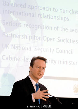 David Cameron, leader del partito conservatore, ha tenuto un discorso ai membri del Royal United Services Institute (RUSI) sul rapporto di medio termine del Conservativo Nazionale e Internazionale Security Policy Group sulle questioni relative alla sicurezza in politica estera e interna, a Londra. Foto Stock