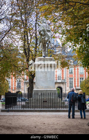 Places des Vosges. L'incantevole Royal Square è situato nel vivace quartiere di Marais. Foto Stock