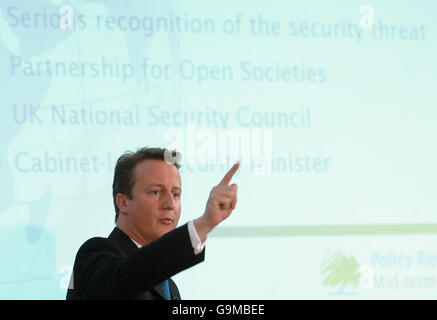 David Cameron parla ai membri RUSI Foto Stock