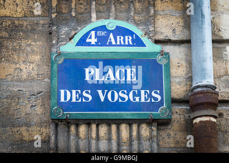 Places des Vosges. L'incantevole Royal Square è situato nel vivace quartiere di Marais. Foto Stock