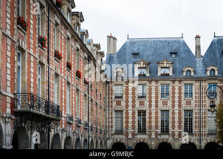 Places des Vosges. L'incantevole Royal Square è situato nel vivace quartiere di Marais. Foto Stock