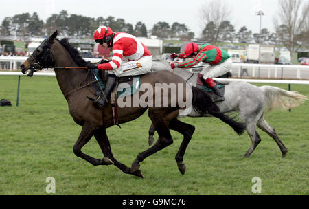 Cornish Rebel e jockey Ruby Walsh (a sinistra) continua a vincere l'Unicoin Homes Handicap Steeple Chase da Fork Lightning e Jockey Robert Thornton all'ippodromo di Cheltenham. Foto Stock