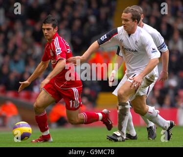 Kevin Davies di Bolton Wanderers e Mark Gonzalez di Liverpool Foto Stock