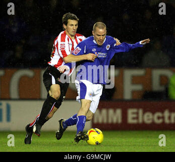 Leicester's Iain Hume e Sunderland's Liam Miller durante la partita del Coca-Cola Championship al Walkers Stadium di Leicester. Foto Stock