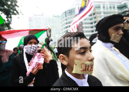 Kuala Lumpur, Malesia. 01 Luglio, 2016. Cittadini malesi prendere parte a una dimostrazione a Kuala Lumpur in collaborazione con International Quds giorno impegnativo per terminare le uccisioni indiscriminate, al fine all'oppressione e alla fine l'imperialismo sionista. Credito: Ady Abd Ropha/Pacific Press/Alamy Live News Foto Stock