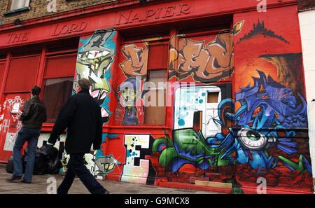 Graffiti è stato spruzzato sul pub Lord Napier a Hackney Wick, a est di Londra. Foto Stock