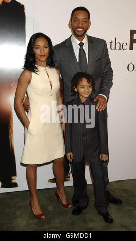 Will Smith, sua moglie Jada Pinkett Smith e il figlio Jaden Christopher Syre Smith arrivano per il pranzo di beneficenza Prince's Trust in associazione con la prima del Pursuit of Happyness, al Dorchester Hotel nel centro di Londra. Foto Stock