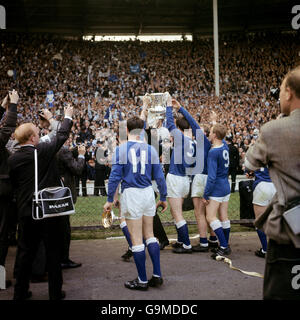 Il capitano di Everton Brian Labone (5) mostra la fa Cup ai giubilanti tifosi della squadra con l'aiuto dei compagni di squadra Alex Young (r), Jimmy Gabriel (seconda r), Derek Temple (11) e Brian Harris (dietro Temple) Foto Stock