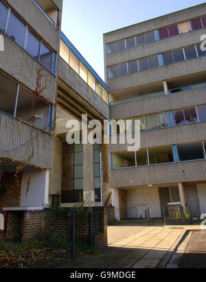 Giacenza urbano decadimento. Vista generale degli appartamenti con finestre schiacciate sul Ferrier Estate a Kidbrooke, South East London. Foto Stock