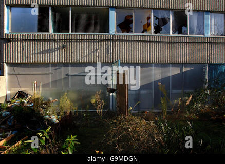 Giacenza urbano decadimento. Vista di appartamenti abbandonati con finestre schiacciate sul Ferrier Estate a Kidbrooke, South East London. Foto Stock