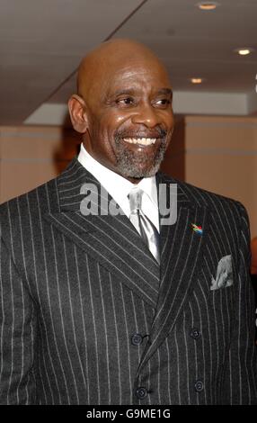 Chris Gardner (sulla cui vita si basa il film) arriva per un drink di benvenuto prima della Charity Premiere del Pursuit of Happyness, presso il Washington Hotel nel centro di Londra. Foto Stock