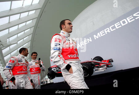 Vodafone McLaren pilota Mercedes e campione del mondo di Spagna Fernando Alonso (a destra), si allontana davanti a Lewis Hamilton della Gran Bretagna davanti alla nuova McLaren MP4-22 Formula 1 durante il lancio a l'Hemisferic, Ciudad de las Artes y de las Ciencias, Valencia, Spagna. Foto Stock