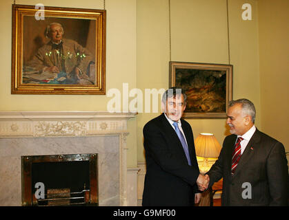 Il Cancelliere britannico Gordon Brown (a sinistra) saluta il Vicepresidente iracheno Tariq al-Hashimi al 11 di Downing Street a Londra. Foto Stock