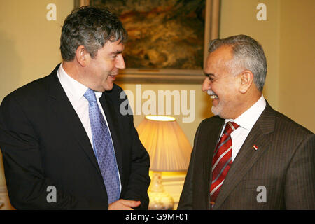 Il Cancelliere britannico Gordon Brown (a sinistra) saluta il Vicepresidente iracheno Tariq al-Hashimi al 11 di Downing Street a Londra. Foto Stock