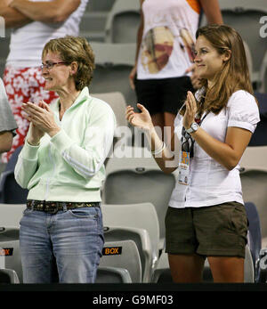 La madre di Andy Murray Judy (a sinistra) e la sua fidanzata Kim Sears applaudono durante la prima vittoria di Murray contro Alberto Martin spagnolo nell'Australian Open di Melbourne Park, Melbourne, Australia. Foto Stock