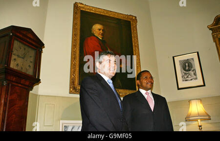 Il Cancelliere britannico Gordon Brown (a sinistra) saluta il presidente della Tanzania Jakaya Mrisho Kikwete al 11 di Downing Street a Londra. Foto Stock