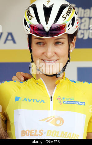 Aviva donne Tour della maglia gialla titolare Lizzy Armitstead sul podio prima dell' inizio della fase 5 a Northampton Foto Stock