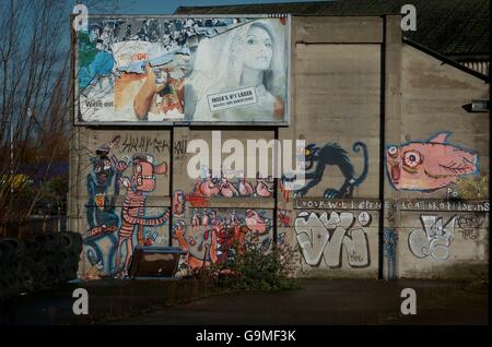 Giacenza di decadimento urbano: Graffiti copre un muro di fabbrica a Stratford, a est di Londra, ai margini dell'area di sviluppo olimpica del 2012. Foto Stock