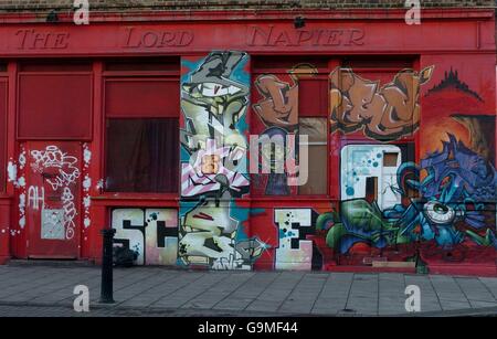 Deposito urbano di decadimento: Graffiti copre un muro della vecchia casa pubblica di Lord Napier, in Hackney, Londra orientale, sul bordo dell'area di sviluppo olimpico 2012. Foto Stock