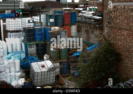 Immagini di decadimento urbano. Giacimento urbano: Il cantiere di una fabbrica a Hackney, ai margini dell'area di sviluppo olimpico del 2012. Foto Stock