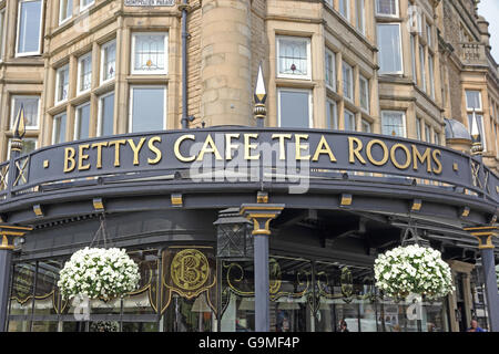Segno su Bettys Cafe sale da tè, Harrogate Foto Stock
