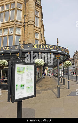 Bettys Cafe sale da tè, Harrogate, con Montpellier quarto segno in primo piano Foto Stock