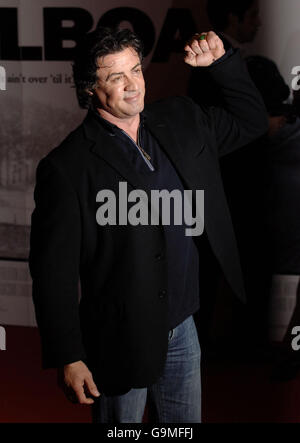 Sylvester Stallone arriva per la prima britannica di Rocky Balboa presso Vue Leicester Square nel centro di Londra. Foto Stock