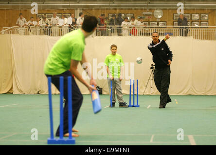 La stella del cricket incontra i bambini in cura. Il cricketer dell'Hampshire e dell'Inghilterra Kevin Pietersen gioca una partita di cricket con i giovani di Barnado al Rose Bowl di Southampton. Foto Stock