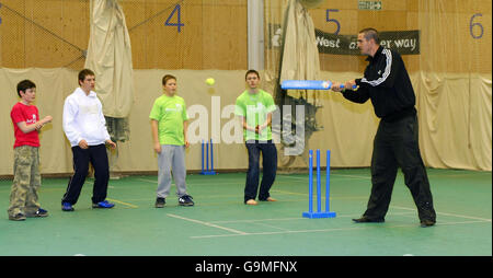 La stella del cricket incontra i bambini in cura. Il cricketer dell'Hampshire e dell'Inghilterra Kevin Pietersen gioca una partita di cricket con i giovani di Barnado al Rose Bowl di Southampton. Foto Stock