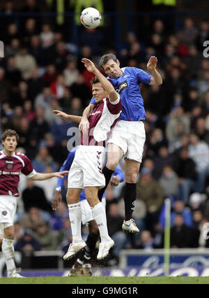 David Weir (a destra) di Ranger sfida il bednaro romano di Heart durante la partita della Bank of Scotland Premier League all'Ibrox Stadium, Glasgow. Foto Stock