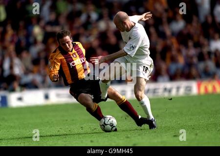 Il Danny Mills di Leeds United si trova a dover affrontare una sfida su Bradford Città`s Eoin Jess Foto Stock