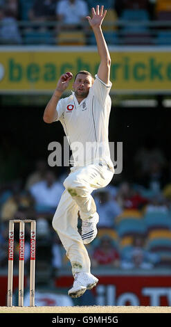 Cricket - Tour delle ceneri - primo test 3-mobile - Day 3 - Australia / Inghilterra - The Gabba. Steve Harmison in Inghilterra corre in ciotola durante il terzo giorno del primo test match contro l'Australia al Gabba, Brisbane, Australia. Foto Stock