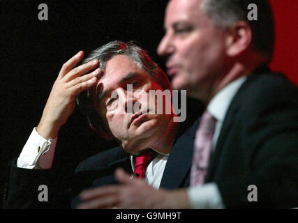 Gordon Brown e il primo ministro scozzese Jack McConnell parlano con la conferenza del partito laburista scozzese Corran Halls, Oban. Foto Stock