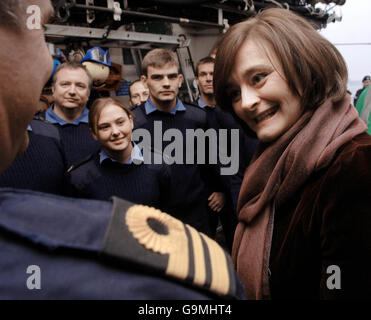 La moglie del primo ministro britannico Tony Blair, Cherie, incontra i marinai che prestano servizio a HMS York durante il vertice NATO a riga, Lettonia. Foto Stock