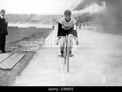 Ciclismo - Giochi Olimpici di Londra 1908 - 5000m - finale - Città Bianca. Benjamin Jones, Gran Bretagna, medaglia d'oro Foto Stock