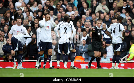 Calcio - fa Barclays Premiership - Arsenal v Tottenham Hotspur - Emirates Stadium. I giocatori di Tottenham Hotspur si levano in piedi abbattuti mentre l'arbitro Graham poll punti al posto per la prima penalità del gioco Foto Stock