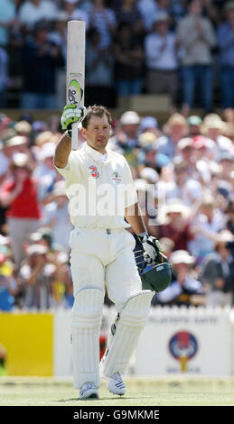 Il capitano australiano Ricky Ponting saluta la folla dopo aver raggiunto il suo secolo contro l'Inghilterra durante il terzo giorno del secondo Test Match all'Adelaide Oval, Adelaide, Australia. Foto Stock