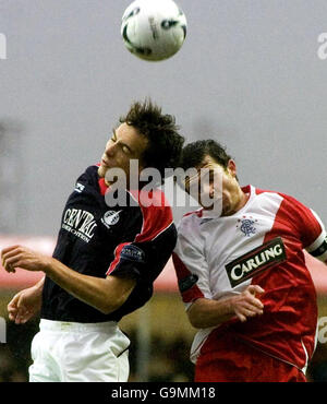 Barry Ferguson (a destra) e Alan Gow di Falkirk combattono per la palla durante la partita della Bank of Scotland Premier League al Falkirk Stadium di Falkirk. Foto Stock