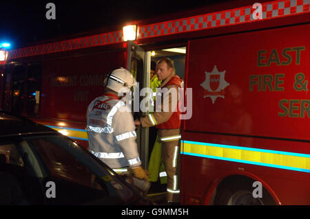 Vigili del fuoco sulla scena vicino Halland in East Susex dopo un incendio alla fabbrica di fuochi d'artificio Sussex. Il dramma è iniziato poco prima delle 14.00, quando i servizi di emergenza sono stati avvisati del claze. I vigili del fuoco sono andati alla tenuta industriale di Broyle a Ringmer, fra Lewes e Hailsham, Sussex orientale. Foto Stock