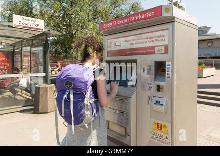 Studente giovane donna l'acquisto di biglietti di autobus dal centro di Danzica (opposta Glowny PKP stazione ferroviaria per l'aeroporto Foto Stock