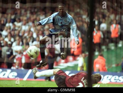 Ricardo Gardner di Bolton Wanderers batte David Lucas nel Preston gol per segnare il loro terzo gol Foto Stock