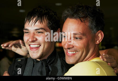 King of the Jungle Matt Wills e Toby Anstis arrivano all'aeroporto di Heathrow dopo che Willis ha vinto il game show "sono una celebrità... Get Me out of Here". PREMERE ASSOCIAZIONE foto. Foto Stock