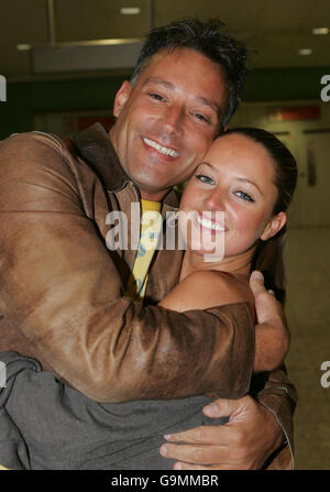 Toby Anstis e la sua fidanzata Stephanie Stewart arrivano all'aeroporto di Heathrow dopo aver partecipato alla mostra di gioco "sono una celebrità... Get Me out of Here". PREMERE ASSOCIAZIONE foto. Foto Stock