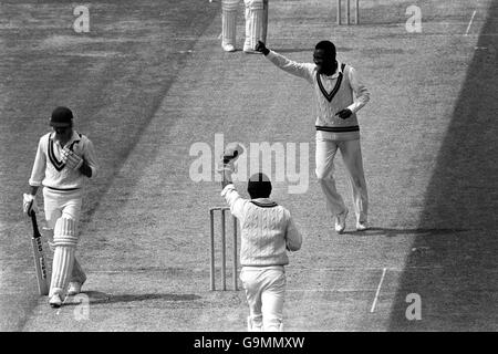 Cricket - Coppa del mondo Prudential 1983 - Semifinale - West Indies / Pakistan - The Oval. Malcolm Marshall delle Indie Occidentali (r) e Jeff Dujon (c) celebrano dopo che Marshall ha intrappolato il Pakistan Wasim Raja (l) lbw per 0 Foto Stock