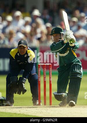 Chris Read di Nottinghamshire Outlaws suona un colpo mentre Yorkshire Phoenix Ismail Dawood guarda sopra Foto Stock