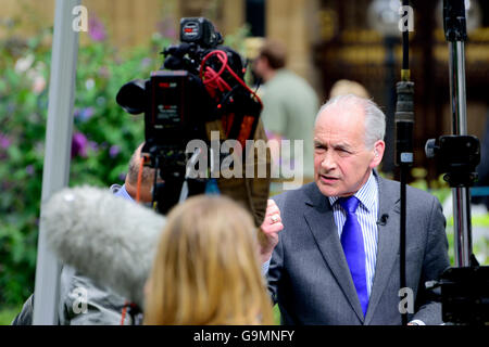 Alastair Stewart, ITN, reporter su College Green, Westminster che copre la leadership conservatrice Battaglia, 30 giugno 2016 Foto Stock