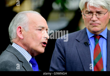 Alastair Stewart, ITN, reporter su College Green, Westminster che copre il conservatore Battaglia di Leadership 2016. Andrea Mitchell Foto Stock