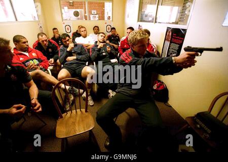 Simon Taylor dei Lions britannici viene insegnato sicurezza e tecnica di presa Utilizzo di una pistola disattivata come parte del team Lions Trascorri la giornata nella galleria di tiro Lone Ranger A Perth Foto Stock